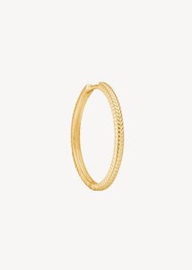 Stor guldbelagt hoop i 3 cm med carrés ikoniske sildebensmønster til hoops og charms