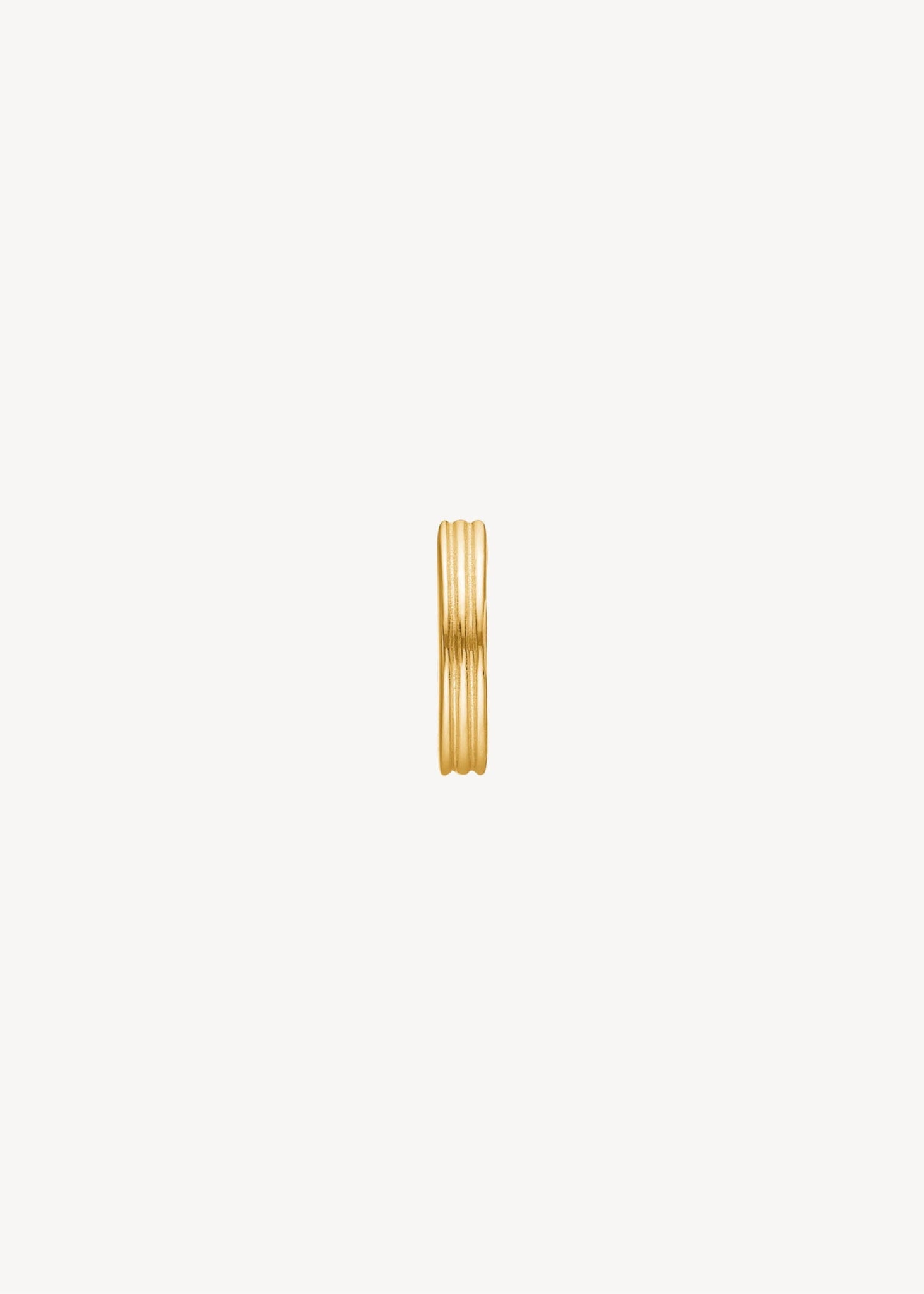 Huggie hoop i guldbelagt sterling sølv til charms med nålestriber fra carré jewellery 