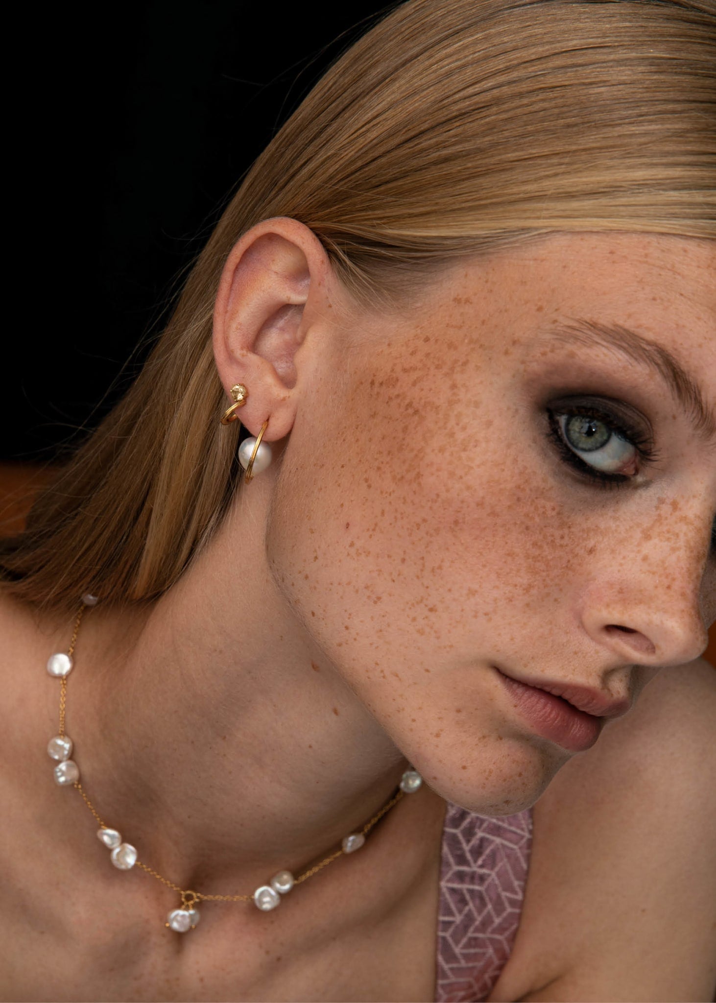 Kvinde med hoops fra carré jewellery med champagne kvarts ædelsten og ferskvandsperler