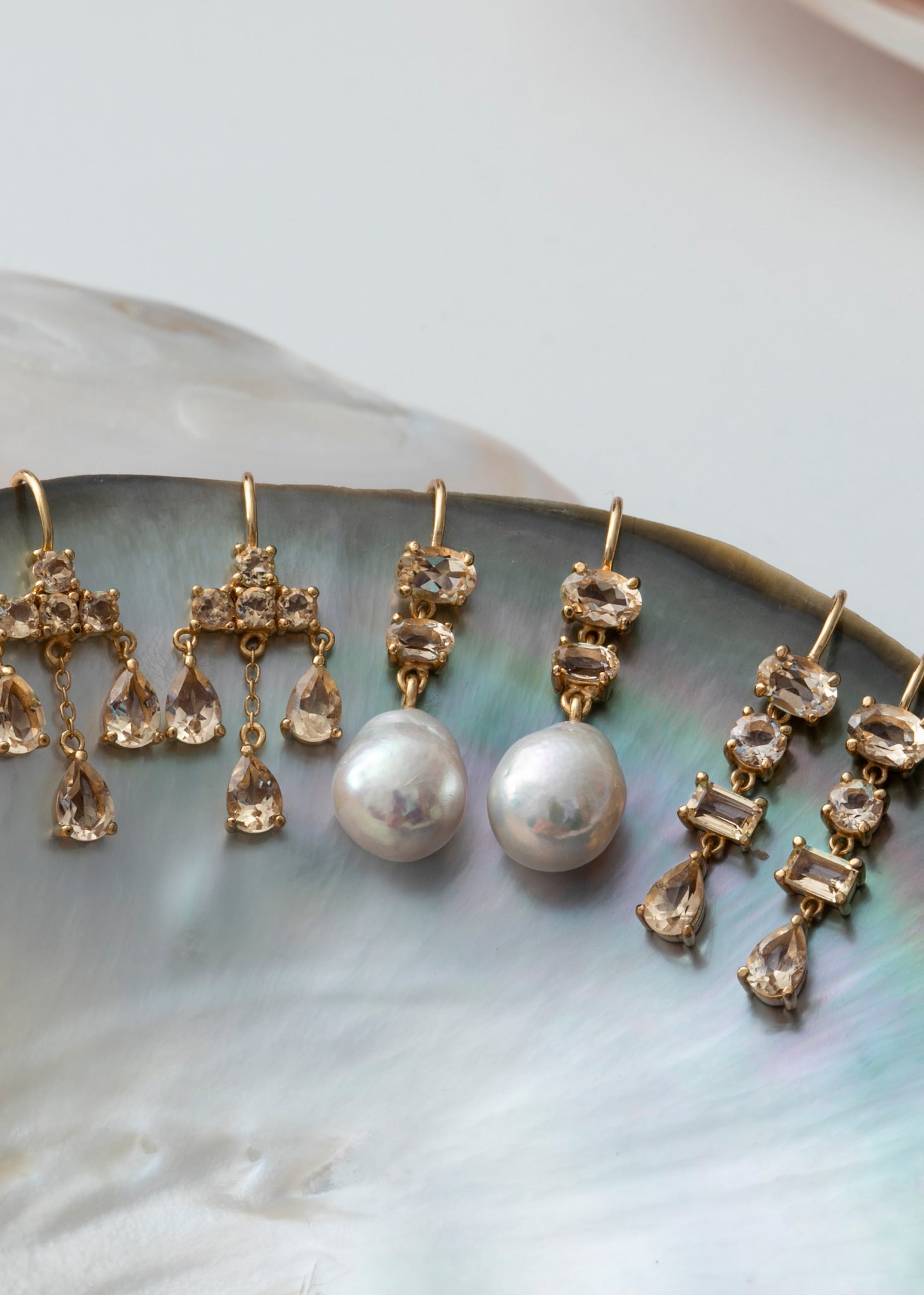 Isla Ohrringe mit Champagnerquarz und Barockperle - vergoldet