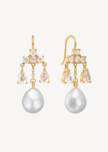 smukke perleøreringe i guldbelagt sterling sølv med champagne kvarts sten i lysekrone / chandelier form med en kæde og en stor barok ferskvandsperle fra carré jewellery