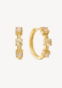 Mellemstore elegante hoops i guld med sildebensmønster til ham og hende med champagne kvarts ædelsten, perfekte til gaven til hende til festen og til studenten