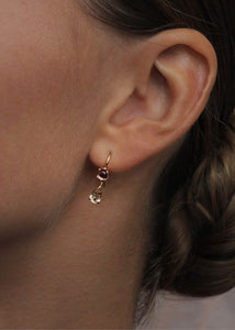 Kvinde med lange hængeøreringe fra carré jewellery med ægte ametyst og kvarts ædelsten