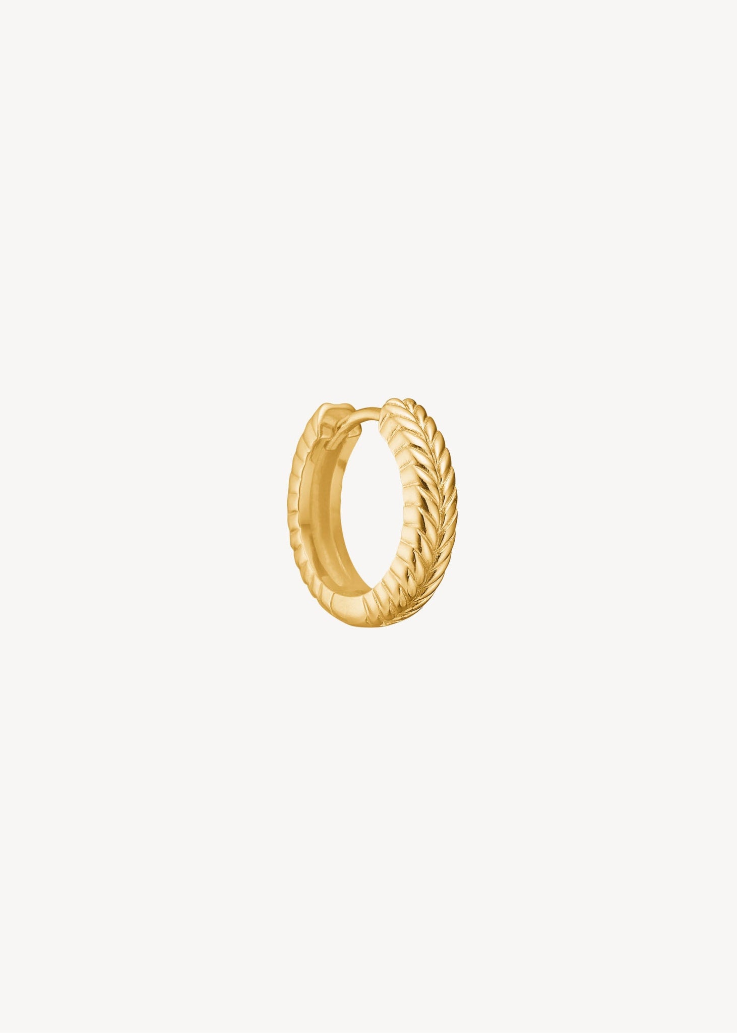 18k guldbelagt sterling sølv huggie hoop med creollukning og sildebensmønster i chunky design fra Carré Jewellery