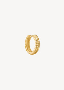 18k guldbelagt sterling sølv huggie hoop med creollukning og sildebensmønster i chunky design fra Carré Jewellery