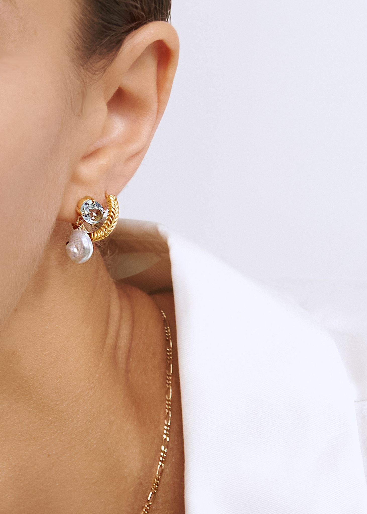 Mira Ohrstecker mit blauem Topas und Keshi-Perle - vergoldet
