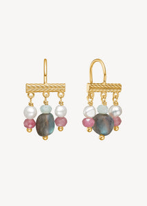18k guldbelagt sølv lange øreringe fra Carré Jewellery med lyserød turmalin, ferskvandsperler, grøn chrysopras og labradorit ædelsten i boheme stil