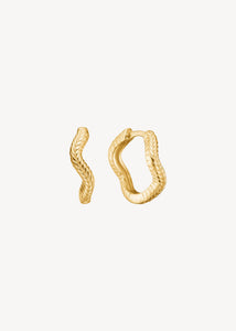 Wave hoops fra carré jewellery i guldbelagt sterling sølv med creol lukning i en organisk bugtet form.