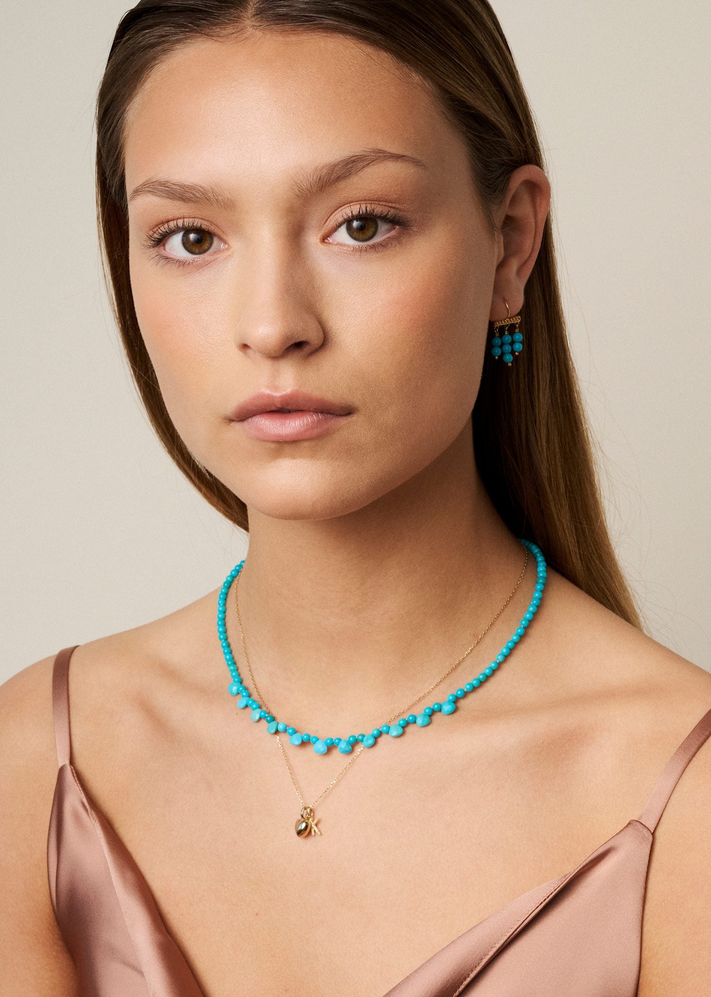 Ung kvinde med smykker med turkis i guldbelagt sølv fra carré jewellery. Turkis er decembers fødselssten