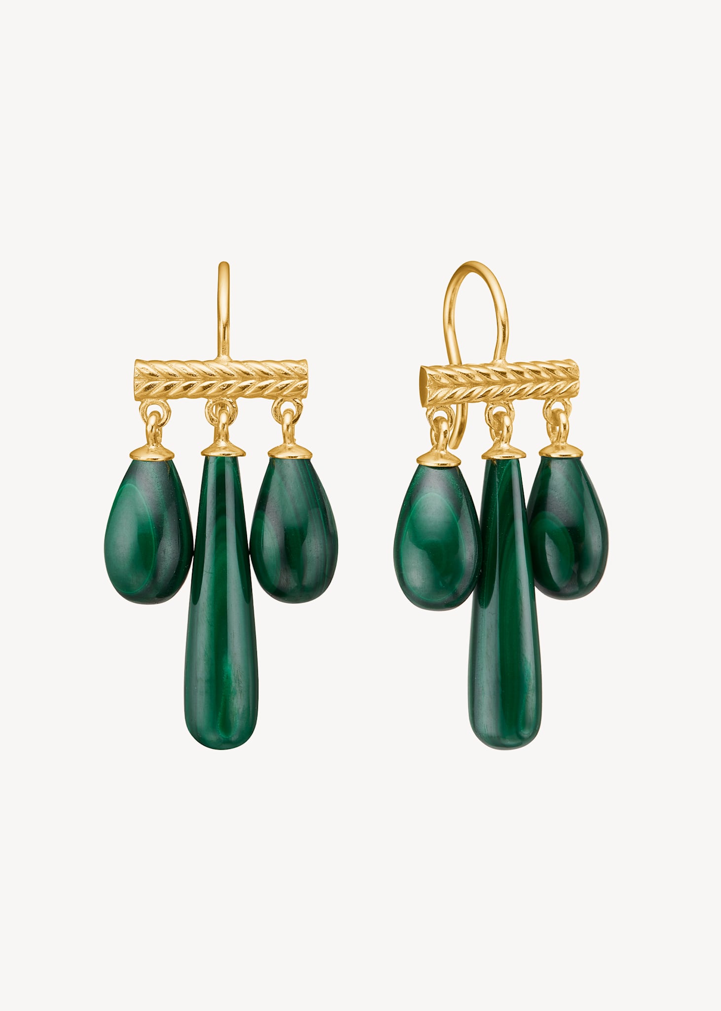 Smukke håndlavede hængeøreringe fra carré jewellery i guldbelagt sterling sølv med krog og tre lange dråber af malakit ædelsten på række