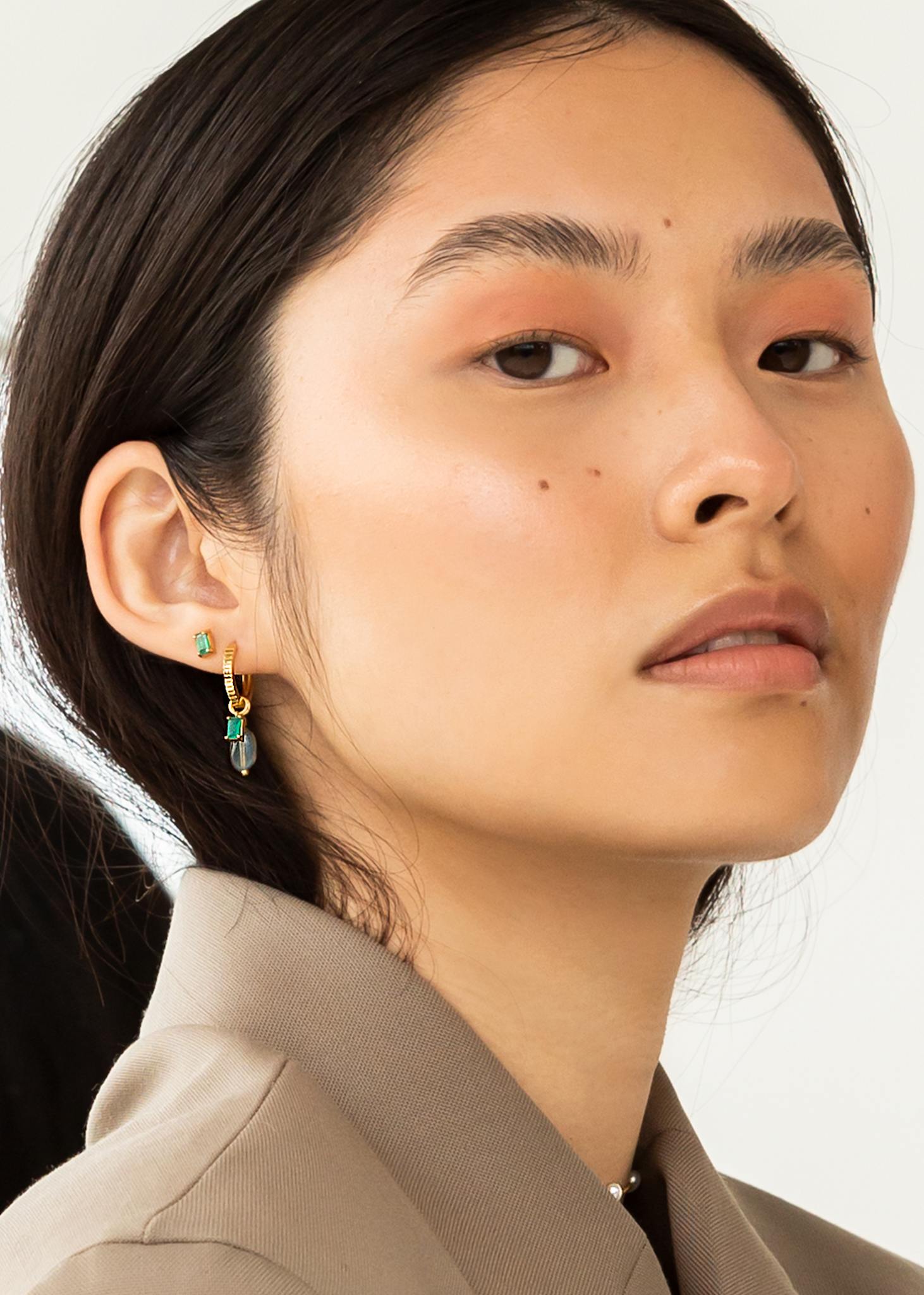 Kvinde med guldbelagte sølv øreringe med charms og grøn agat fra carré jewellery