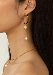 Lange perleøreringe til kvinder med hoops og charms med hvide ferskvandsperler i guld, perfekt gave til hende 