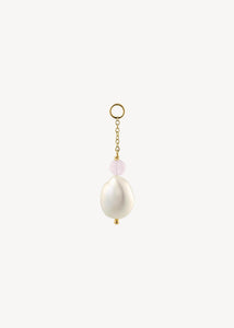 Smukt charm til øreringe og halskæder med rosa kvarts og en dråbe af ægte ferskvandsperle i guld, perfekt gave til hende