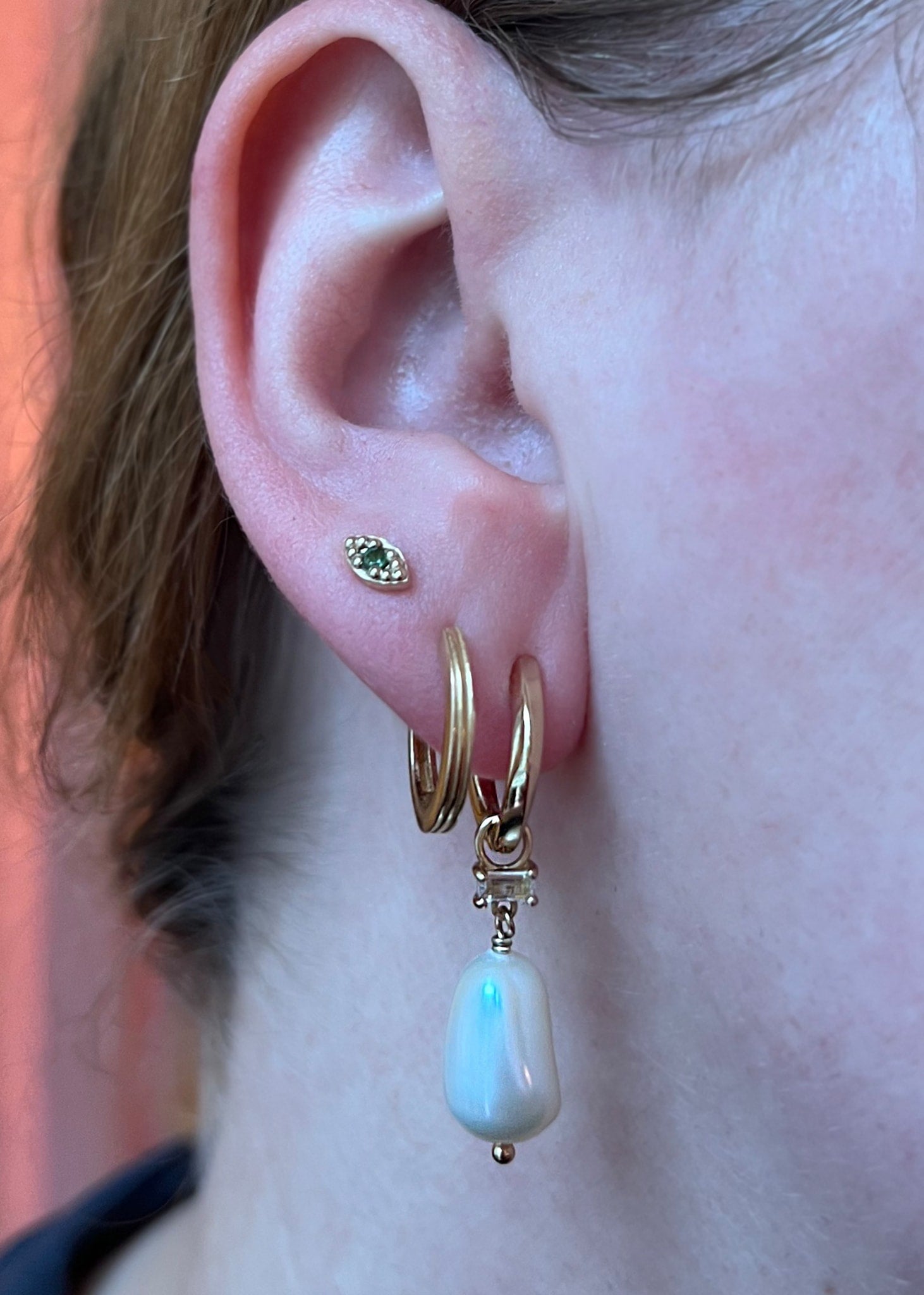 Takumi charm mit Perle und weißem Topas 1 stk - vergoldet