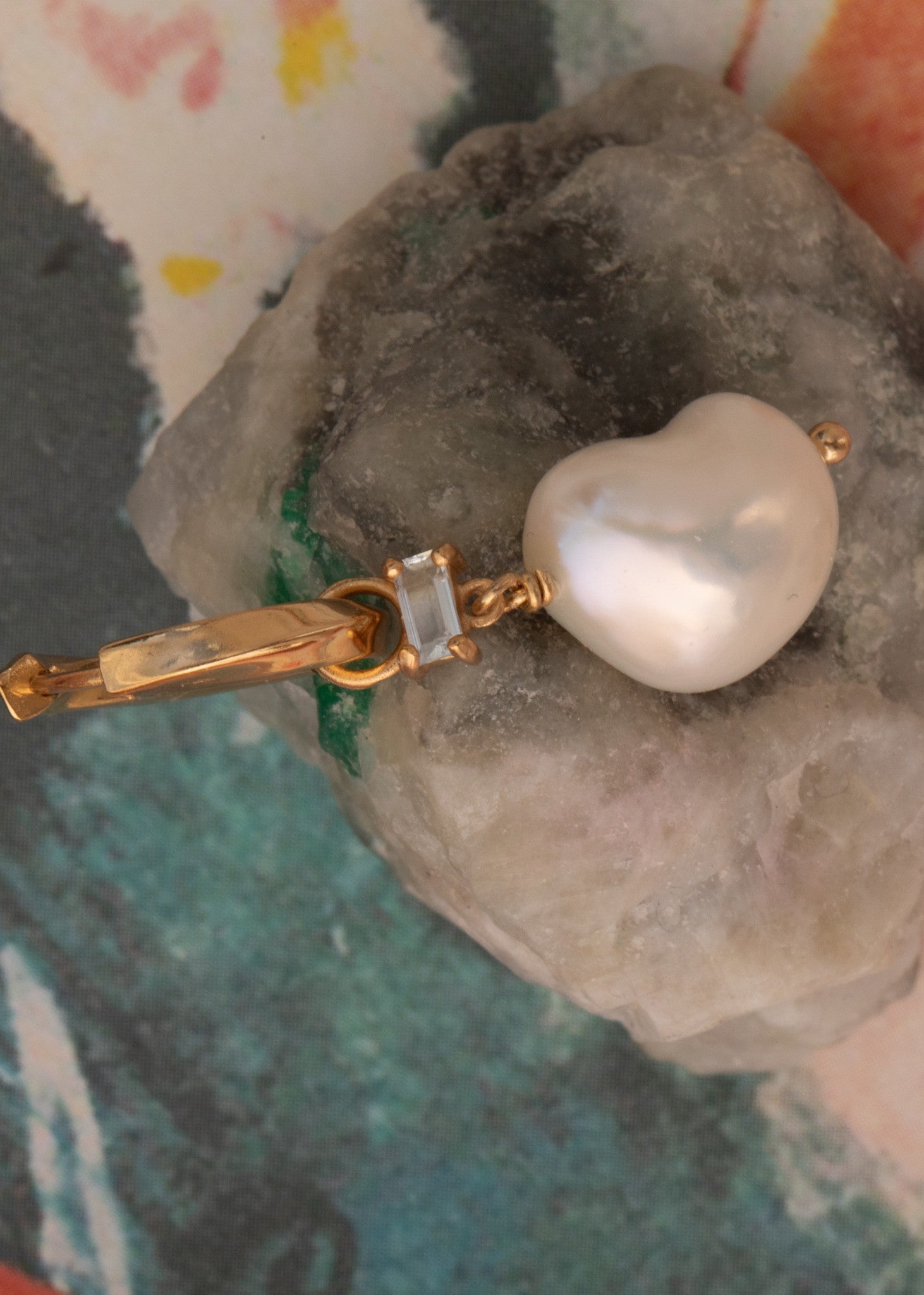 Takumi charm mit Perle und weißem Topas 1 stk - vergoldet