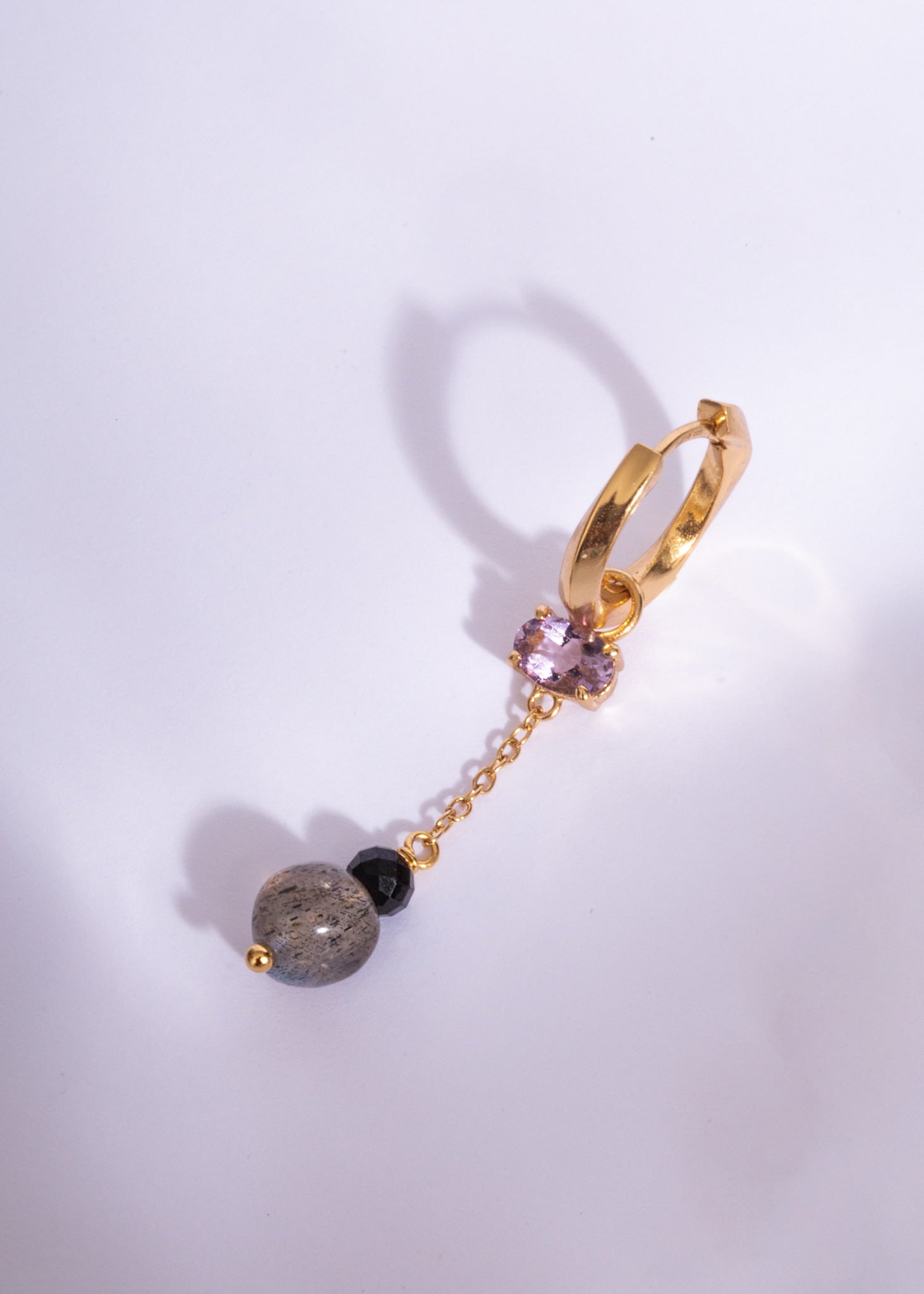 Charm til øreringe fra carré jewellery med ametyst, labradorit og sort spinel på en twist hoop i guldbelagt sølv