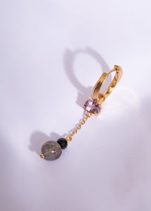 Charm til øreringe fra carré jewellery med ametyst, labradorit og sort spinel på en twist hoop i guldbelagt sølv