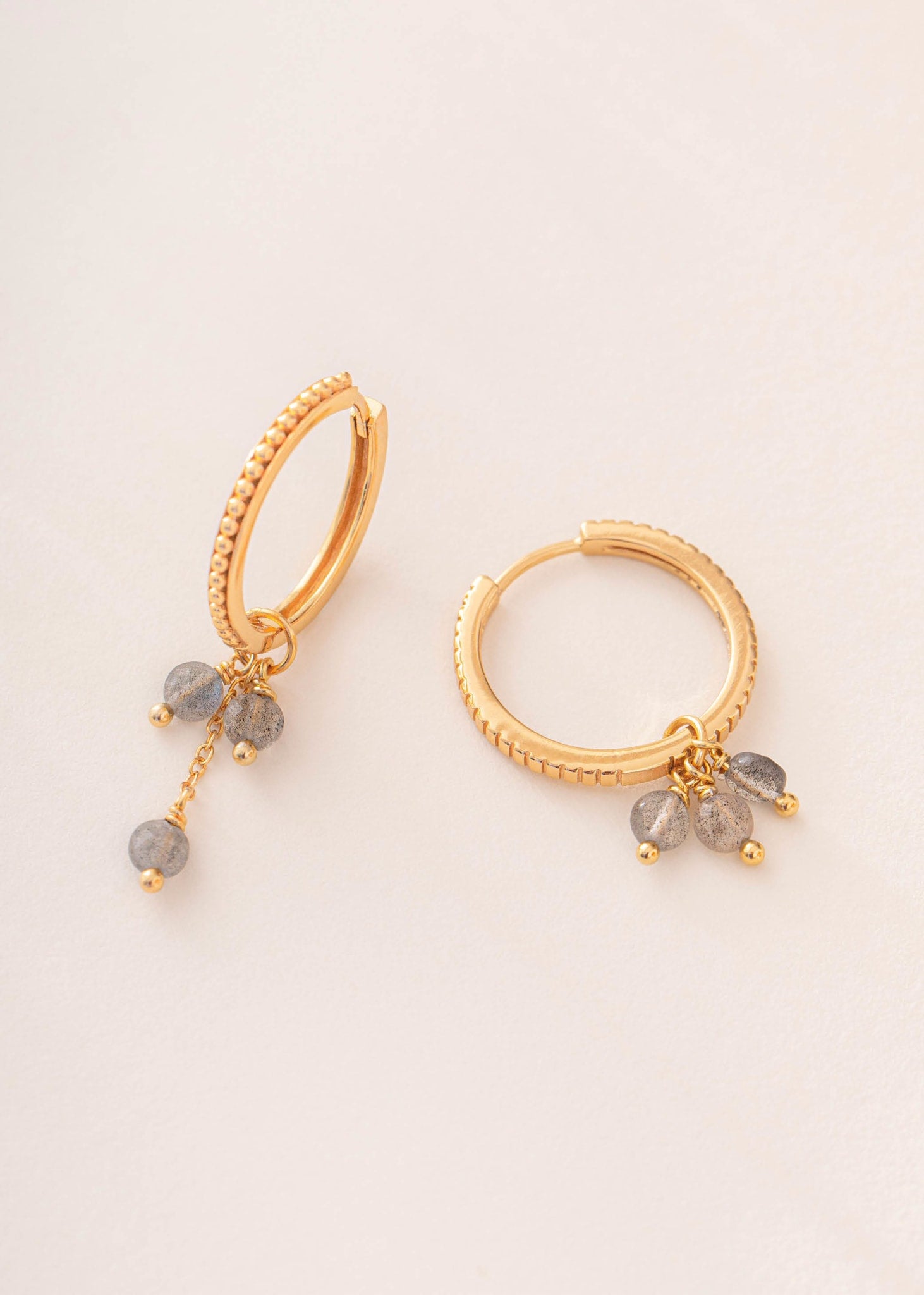Hoops og charms med labradorit vedhæng til øreringe i guldbelagt sterling sølv fra carré jewellery 
