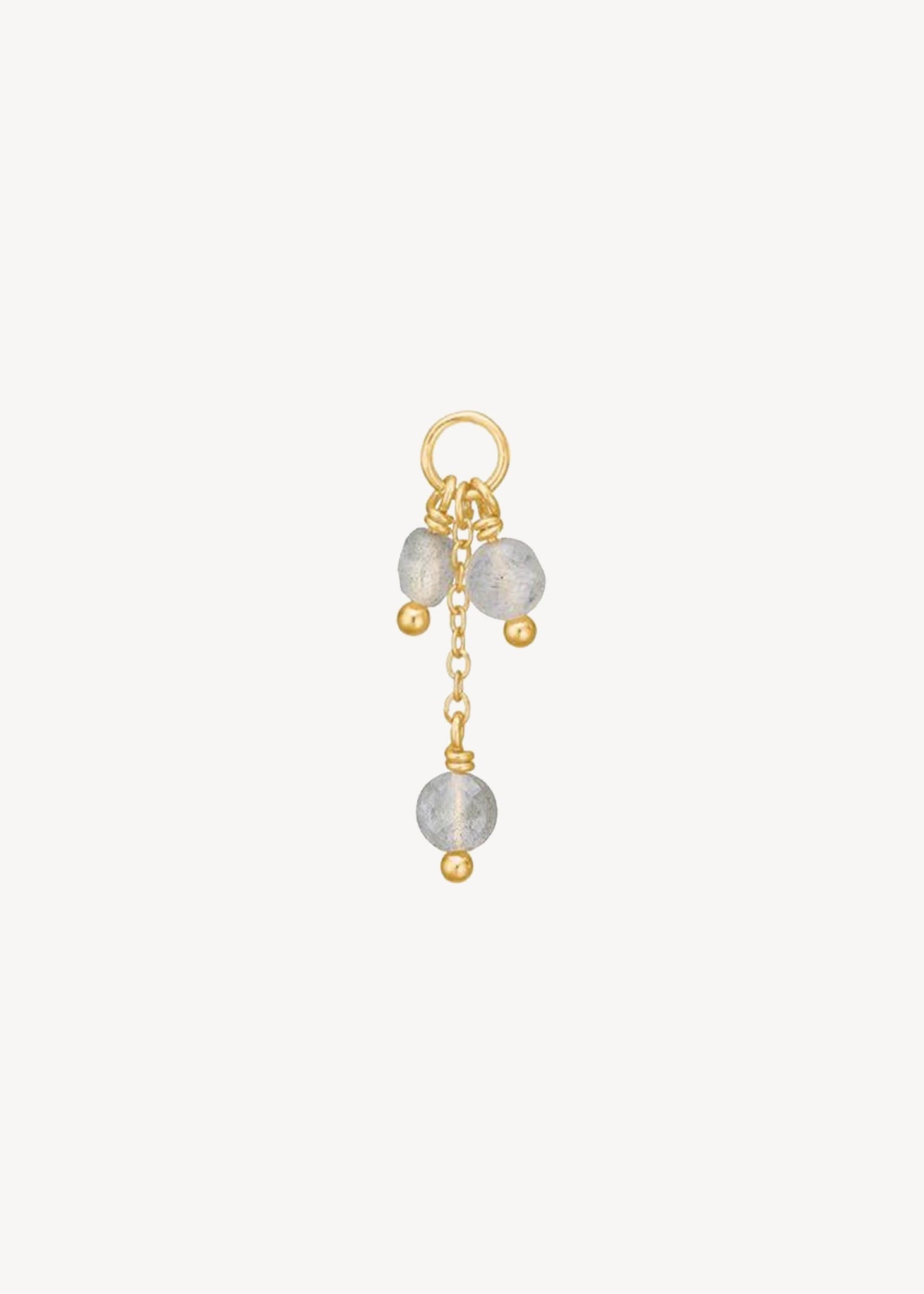 charm til hoops i guldbelagt sterling sølv med en tynd kæde og tre skinnene labradorit ædelsten, perfekte til at designe dine egne hængeøreringe i guld. På tilbud lige nu hos Carré