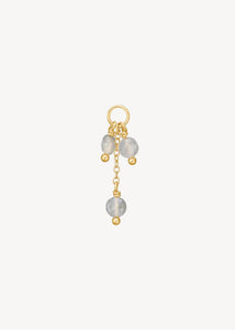 charm til hoops i guldbelagt sterling sølv med en tynd kæde og tre skinnene labradorit ædelsten, perfekte til at designe dine egne hængeøreringe i guld. På tilbud lige nu hos Carré