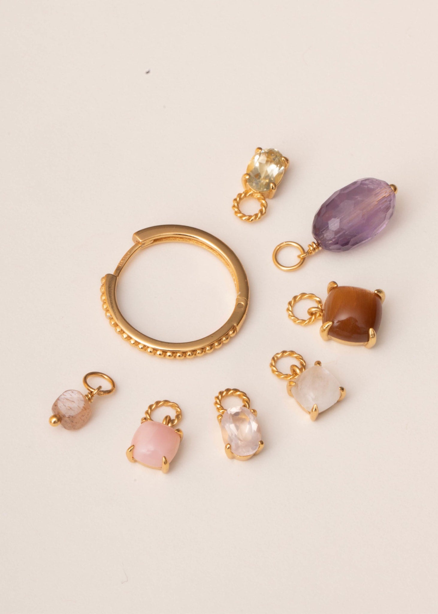 Hoops og charms fra carré jewellery med ægte ædelsten i sterling sølv med 18k guldbelægning