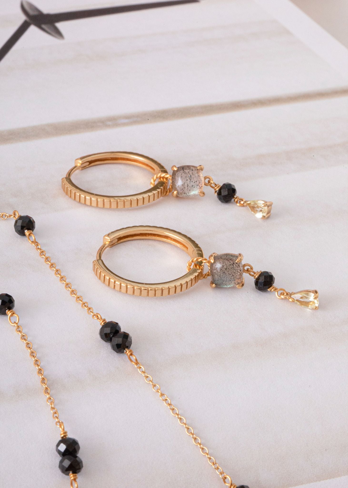 Isodore charm mit Labradorit, Spinel und Lemon Quarz - vergoldet