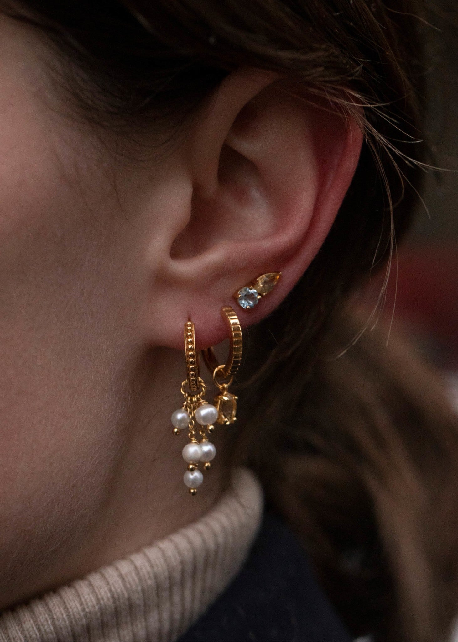 Kvinde med lange perleøreringe i guld med ferskvandsperler fra carré jewellery 