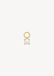 lille charm til øreringe i guldbelagt sterling sølv med en rund hvid ferskvandsperle, perfekt gave til hende under 400 kr og sødt vedhæng til design dine egne øreringe 