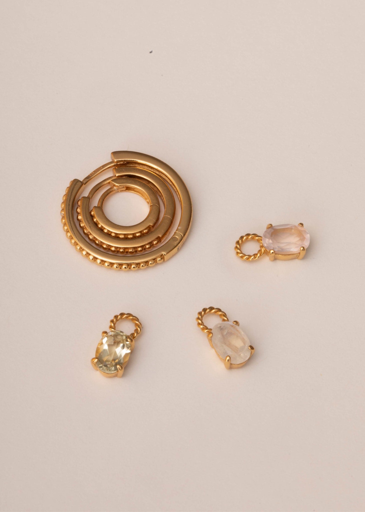 Hoops og charms til design dine egne øreringe fra carré jewellery i guld med ægte ædelsten 