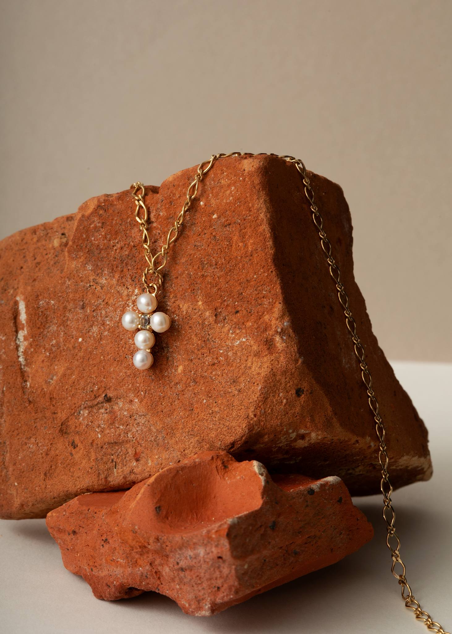 Cross Anhänger mit Prasiolit und Perle - vergoldet