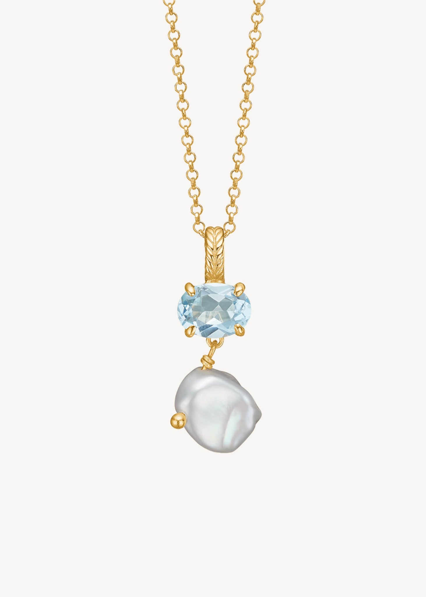 Sødt guldbelagt vedhæng til halskæder med en ferskvandsperle i keshi form og en stor blå topas ædelsten til brylluppet og konfirmationen 2025