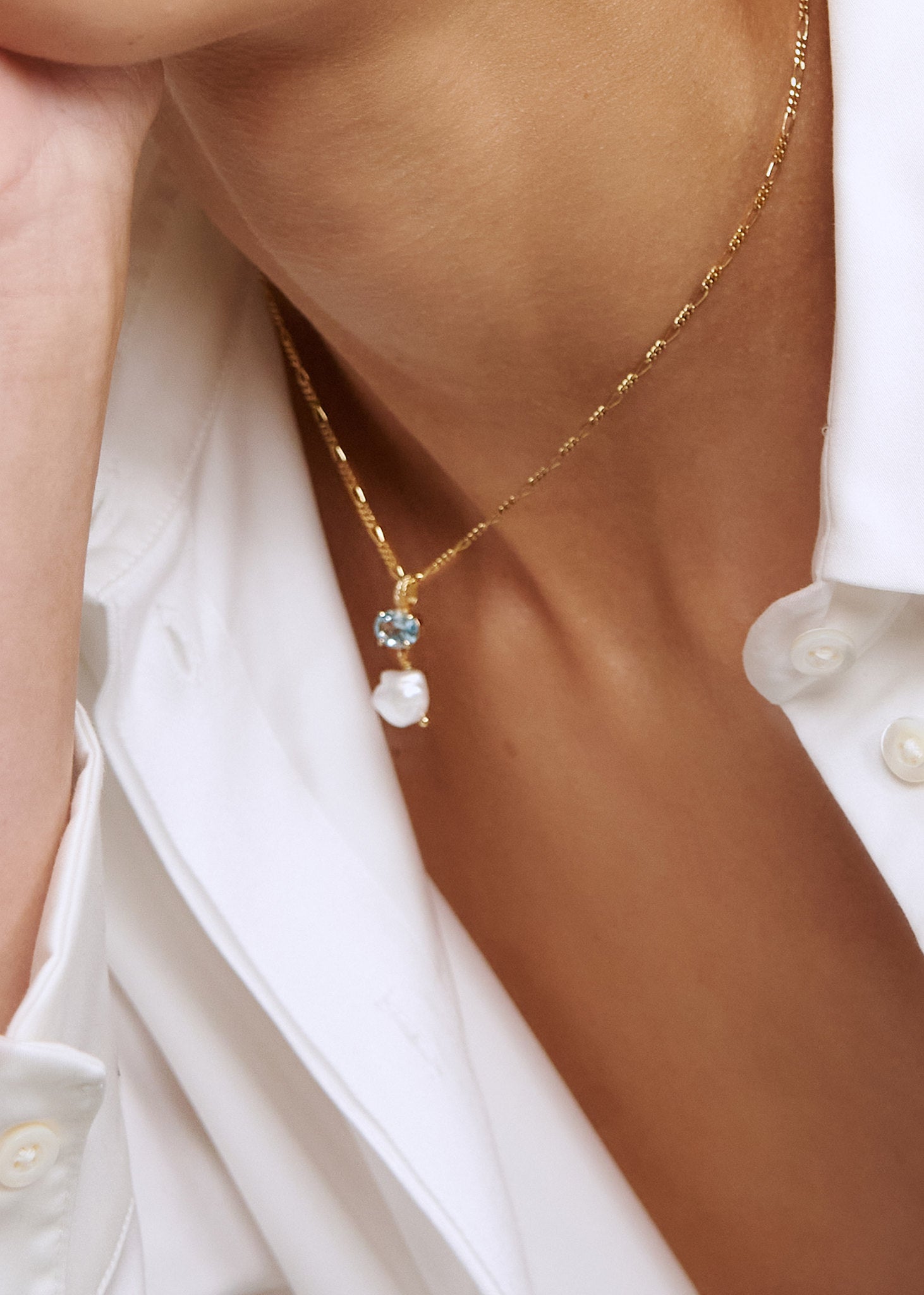 Mira Anhänger mit blauem Topas und Keshi-Perle - vergoldet