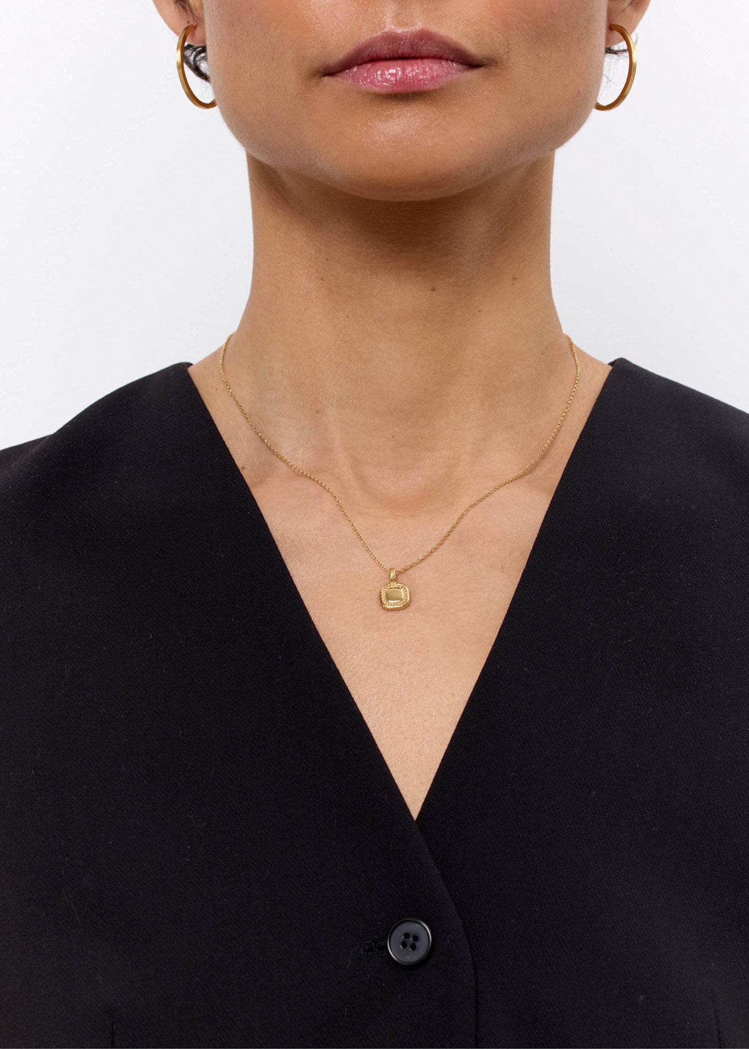 Kvinde med vedhæng til halskæder i guldbelagt sterling sølv på carrés whisper kæde 