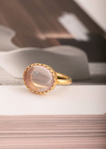 Stor ring i guld med rosa kvarts ædelsten til hende