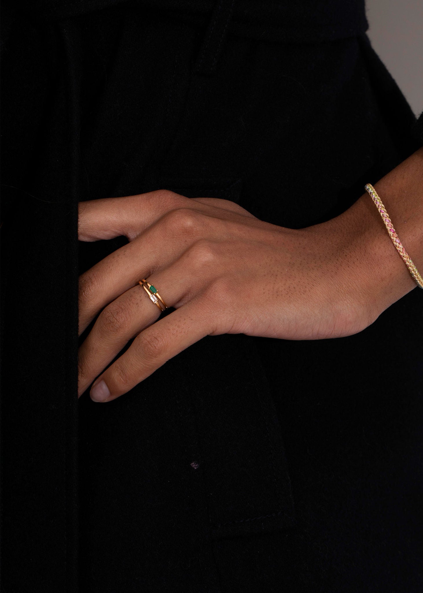 Ung kvinde med to confetti ringe fra carré jewellery med rosa kvarts og grøn agat ædelsten i guldbelagt sterling sølv