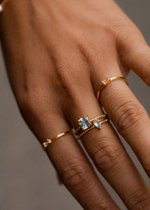 Confetti ring mit weißem Topas - vergoldet