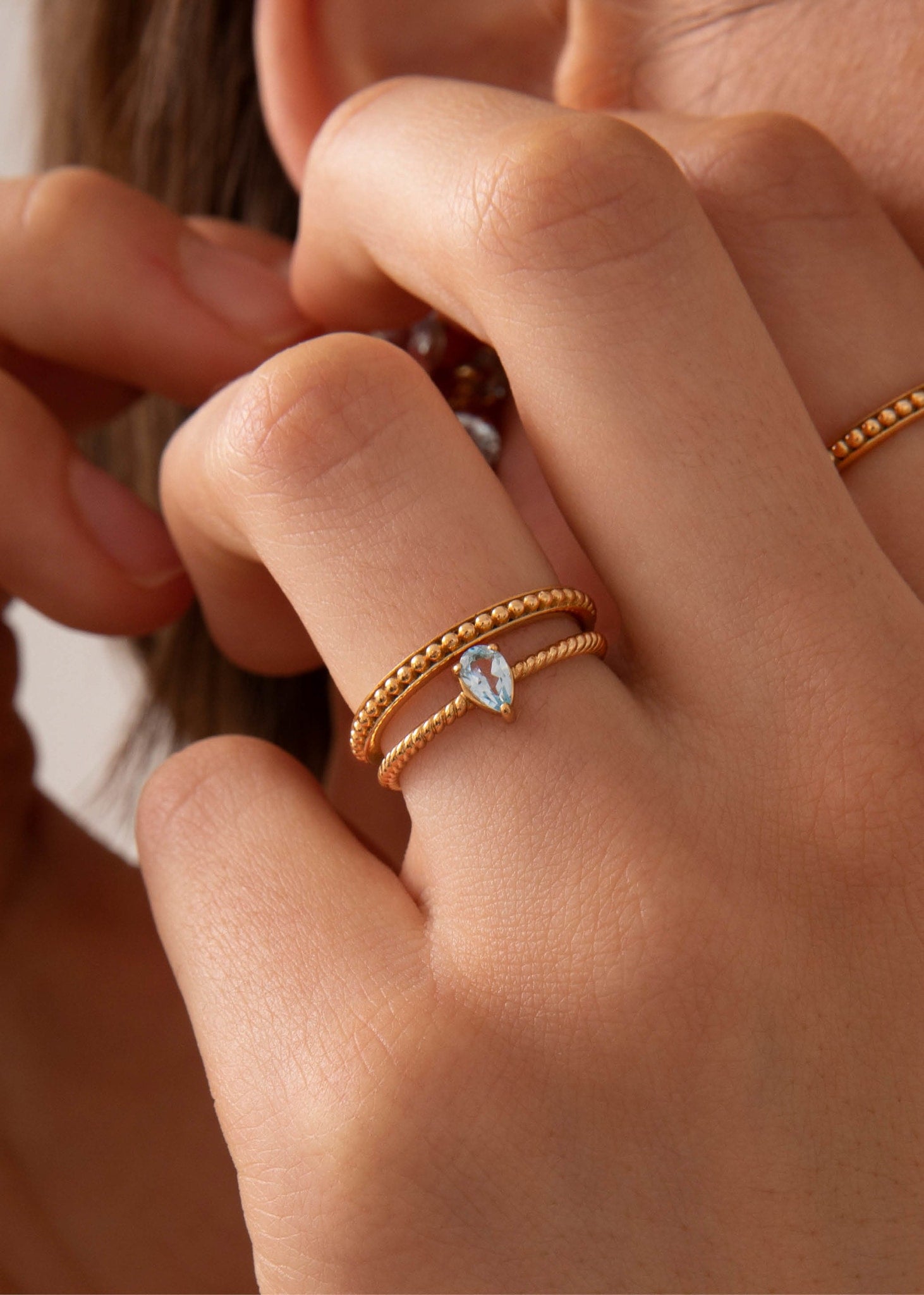 kvinde med guld ringe fra carré jewellery med byzantinske mønstre