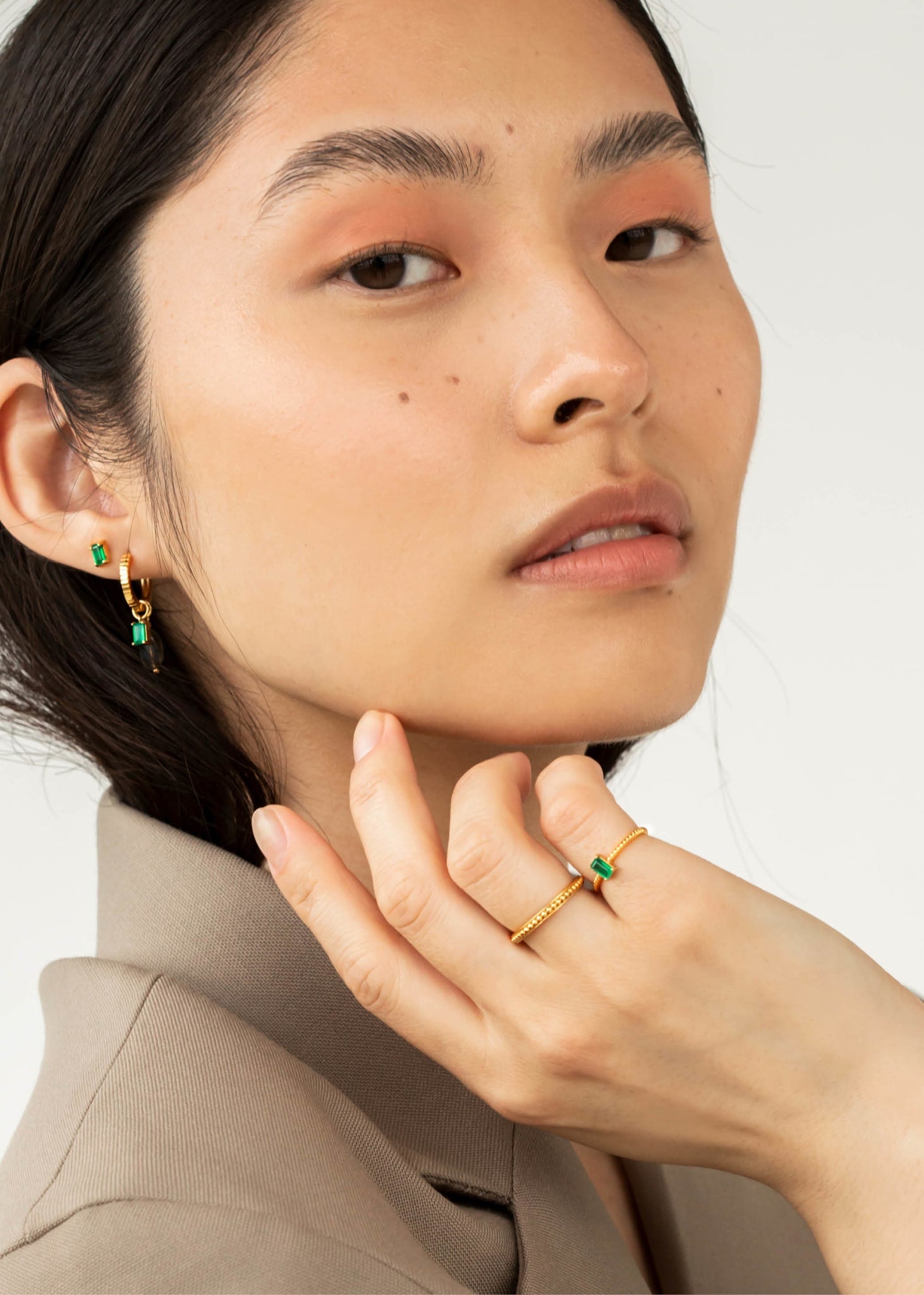 Kvinde med byzantine ring fra carré jewellery i guld 