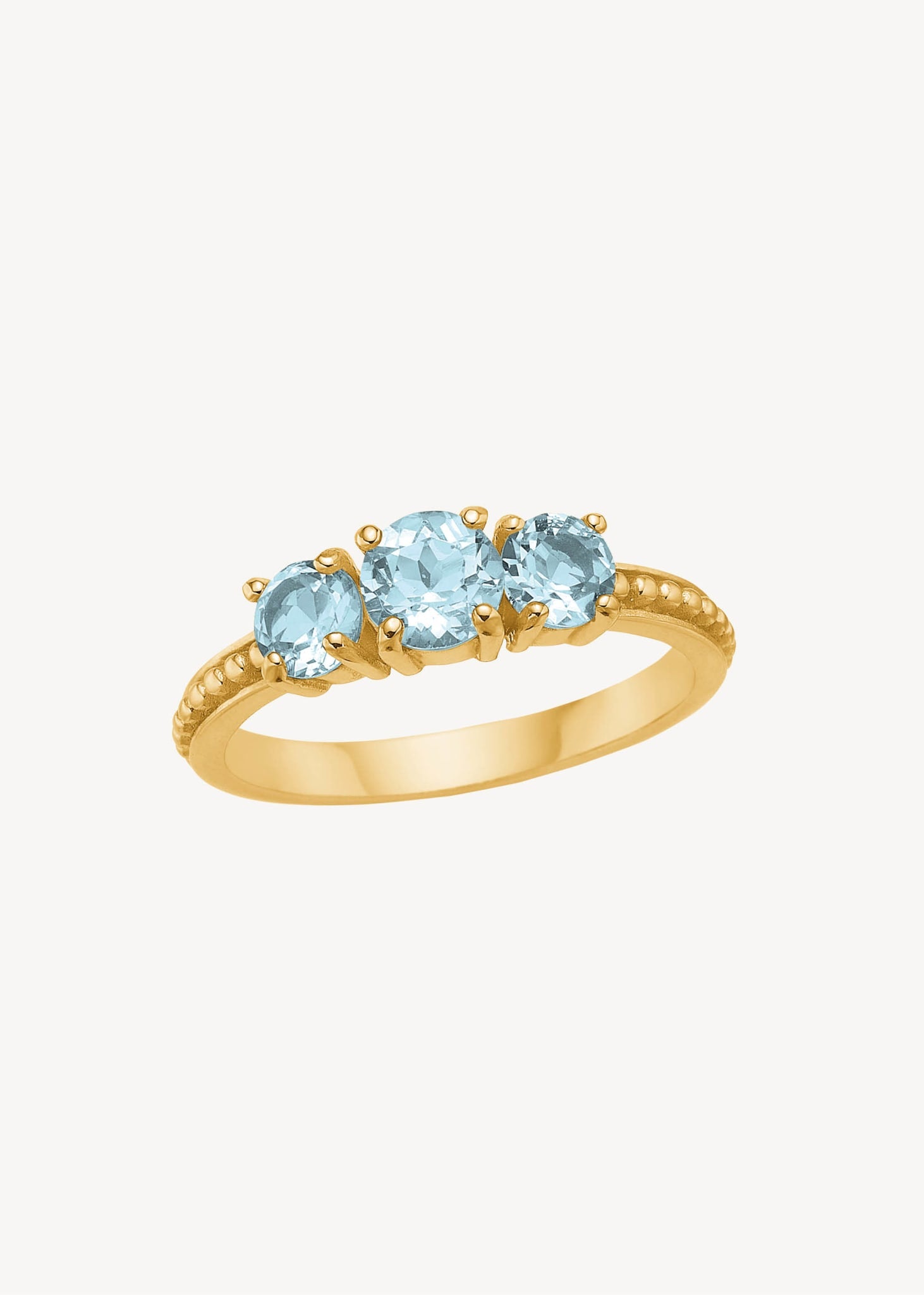 Guld tre stensring med detaljeret ringskinne og tre blå topas ædelsten i guldbelagt sterling sølv, perfekt til konfirmation og gaven til hende under 500 kr med novembers fødselssten