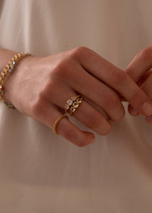 kvinde med ring i guldbelagt sterling sølv med grønne lemon kvarts ædelsten på udsalg hos carré jewellery