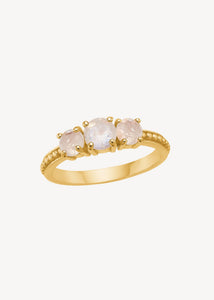 Guld månesten ring med detaljeret ringskinne og tre månesten ædelsten i guldbelagt sterling sølv, perfekt til konfirmation og gaven til hende under 700 kr og gaven til mors dag