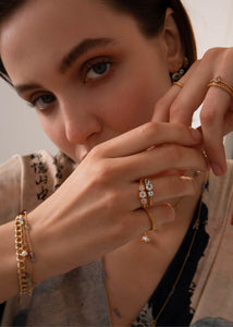 Kvinde med valentine ringe i guld fra carré jewellery med regnbue månesten ædelsten til hende