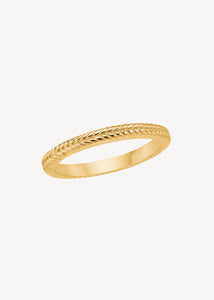 Enkelt og elegant stackable ring i guld med en tynd ringskinne og sildebensmønster. 
