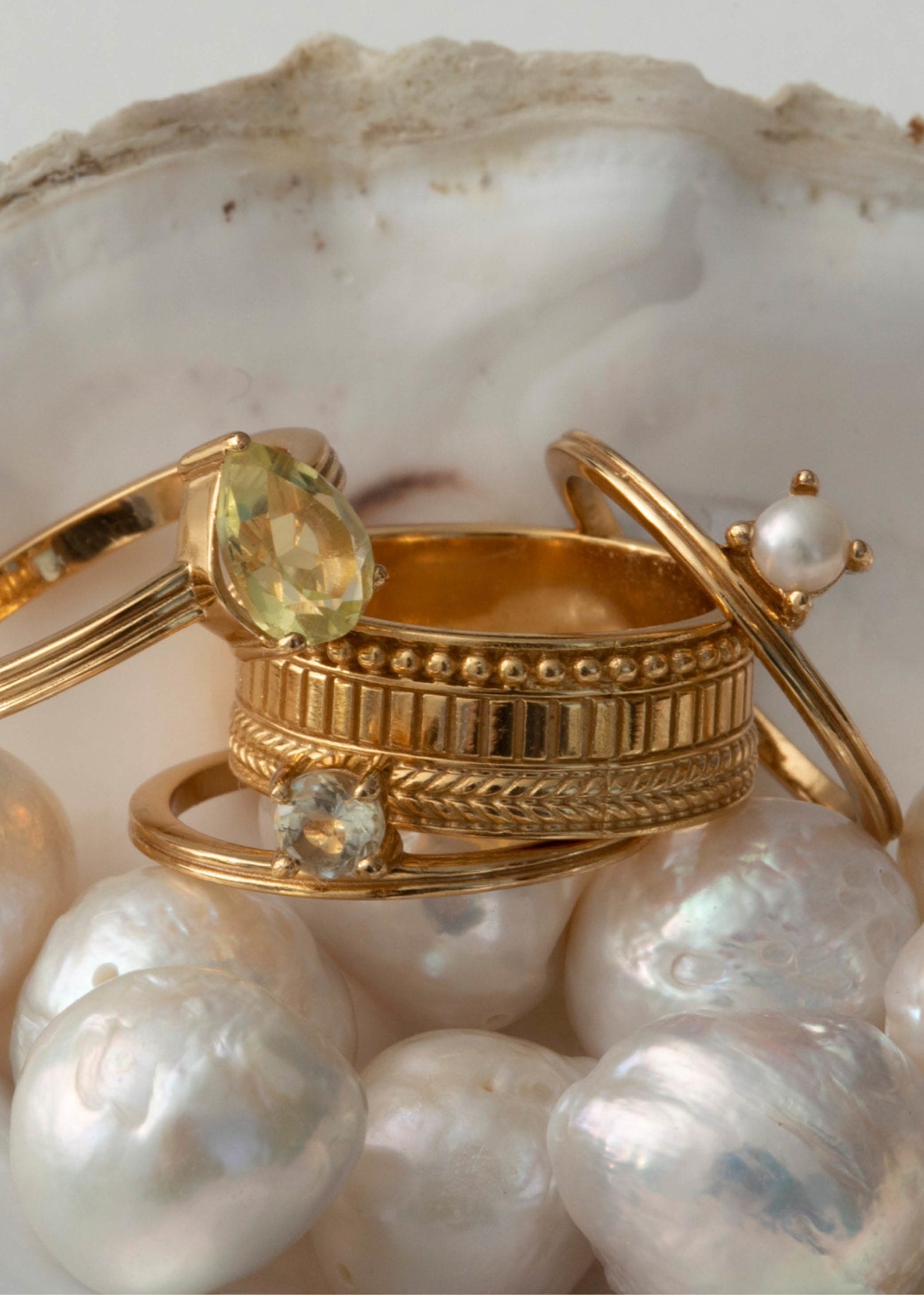 Forskellige guldbelagte ringe fra carré Jewellery