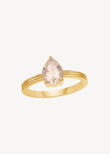 Elegant solitare ring i guldbelagt sterling sølv med nålestriber og er sat med en stor pæreslebet champagne kvarts ædelsten, perfekt gave til hende