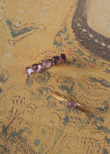Ringe i guldbelagt sterling sølv med februars fødselssten lilla ametyst med flettet ringskinne i enkelt design