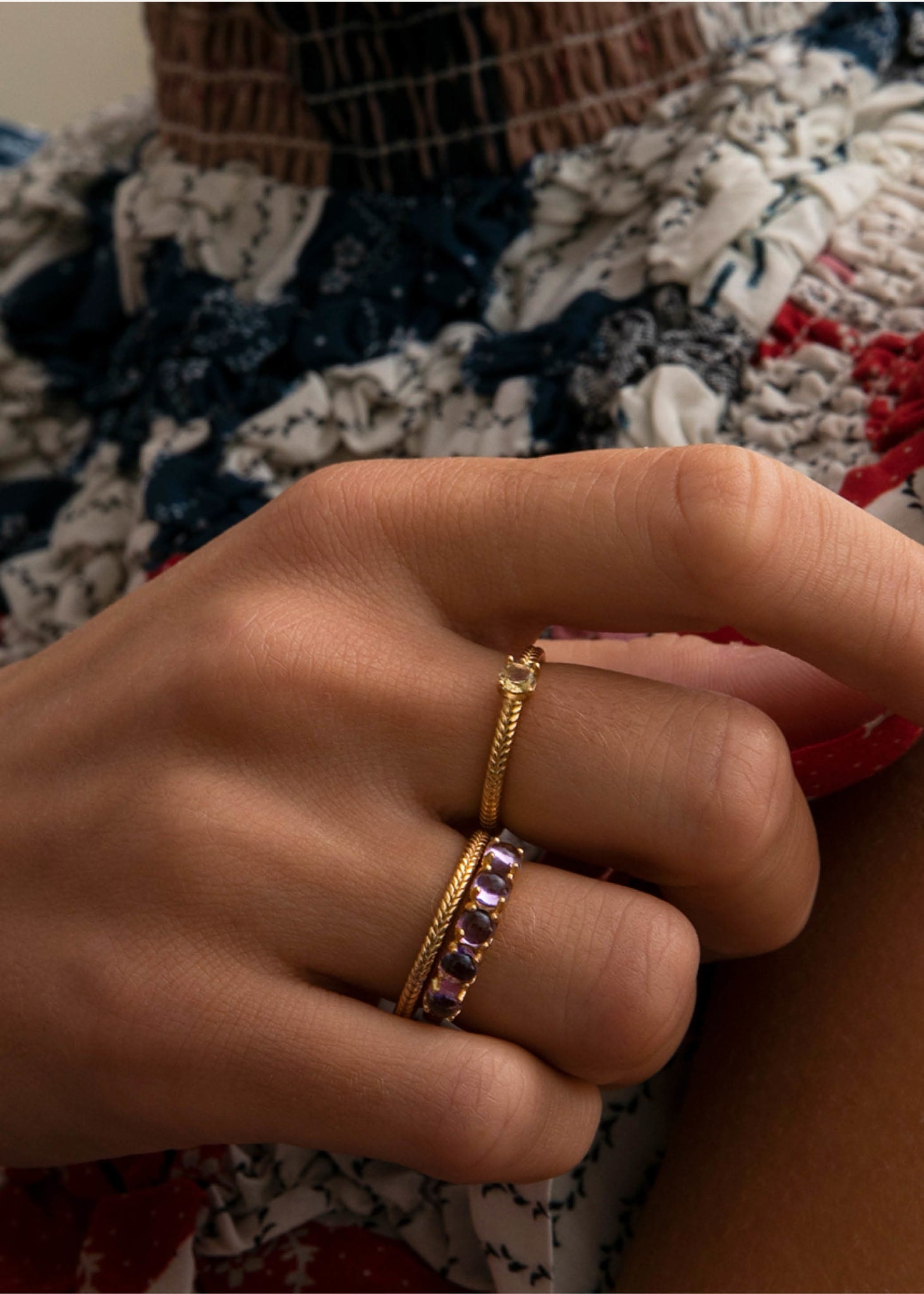 Kvinde med enkel og elegant ring til stakcing med gul kvarts ædelsten i facetslibning i guldbelagt sølv fra Carré Jewellery 