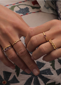 Kvinde med ringe i guld med champagne kvarts ædelsten