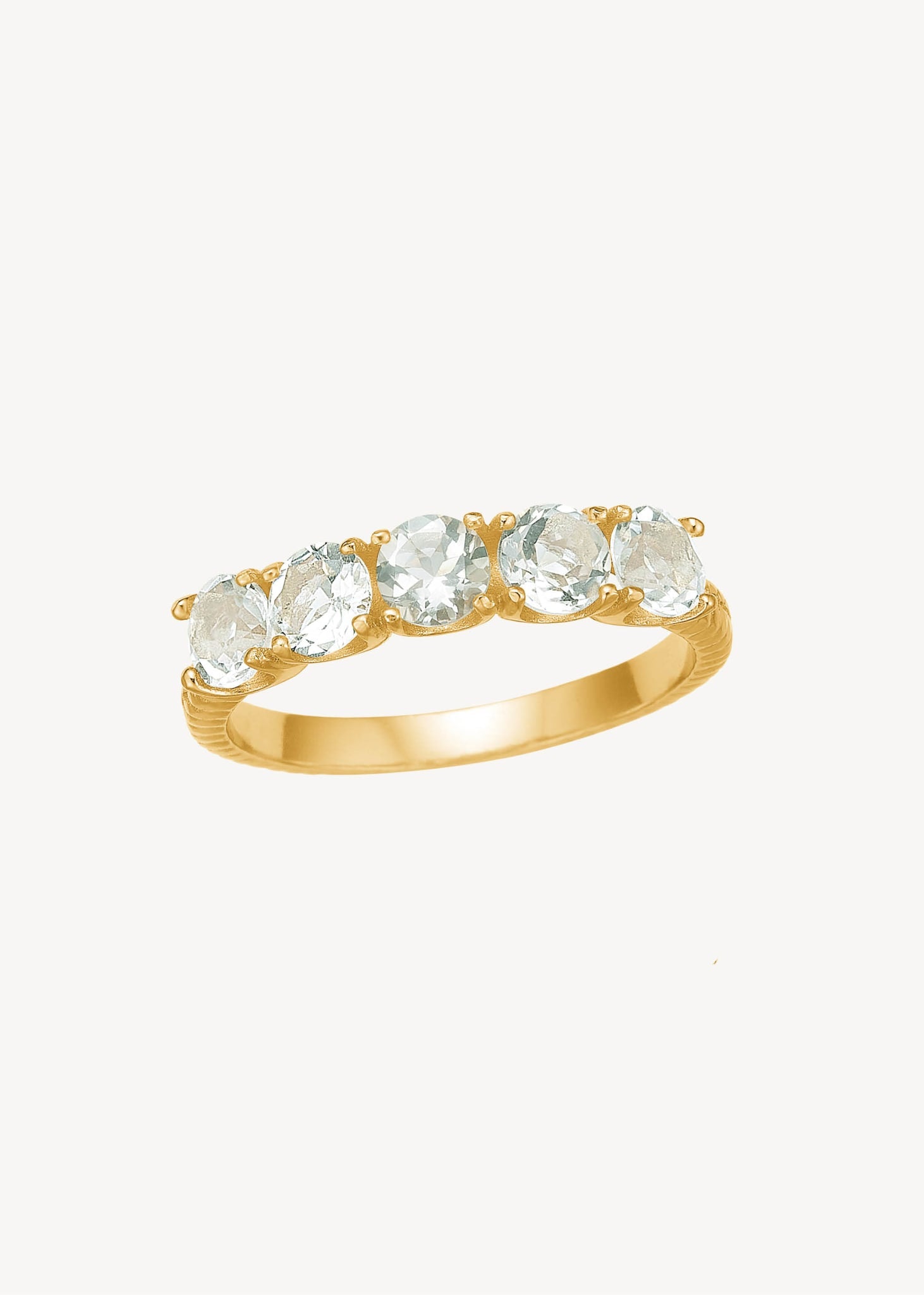 guld ring fra carré jewellery i guldbelagt sterling sølv med fem facetslebne grønne prasiolit ædelsten i elegant stil
