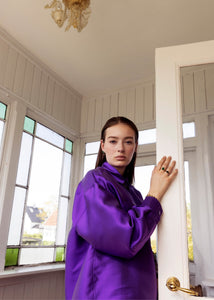 Kvinde med guld smykker fra carré jewellery med grønne agat ædelsten